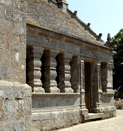 Ossuaire de l'église Notre-Dame de Runan (Bretagne)