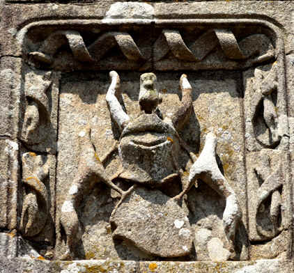 Ecusson de l'glise Notre-Dame de Runan (Bretagne)