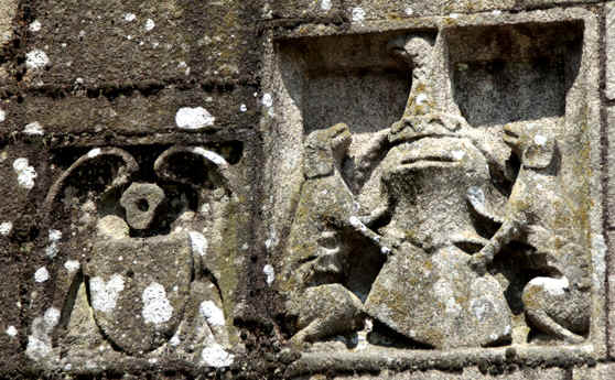 Ecusson de l'glise Notre-Dame de Runan (Bretagne)