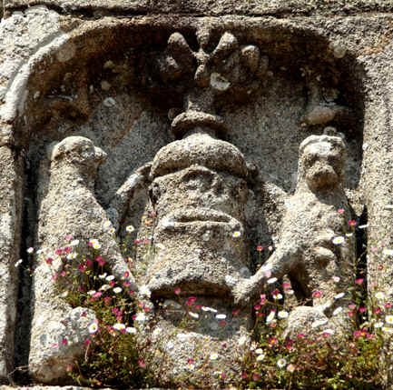 Ecusson de l'glise Notre-Dame de Runan (Bretagne)