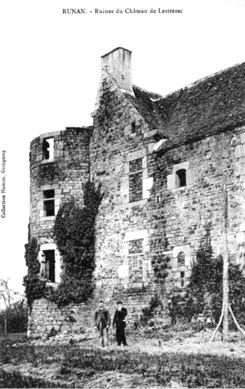 Runan (Bretagne) : ruines du château de Lestrézec..