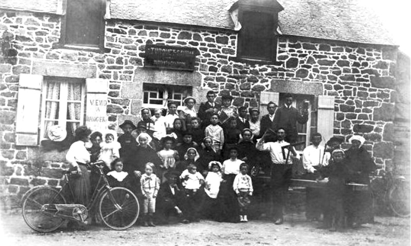 Habitants de Saint-Agathon (Bretagne). Dbitant Charron-Turquet-Savidan.