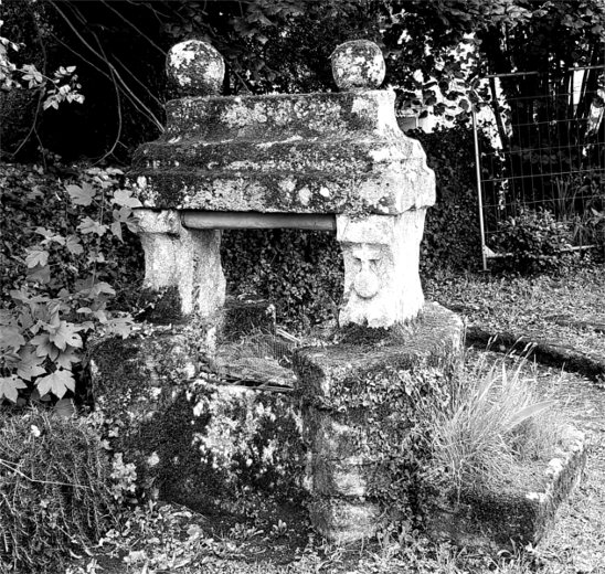 Le puits de Cotdigo ou Coedigo  Saint-Av (Bretagne).