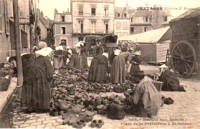 Saint-Brieuc (Bretagne) : marché aux sabots.