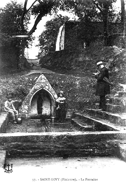 Fontaine de Saint-Divy (Bretagne).