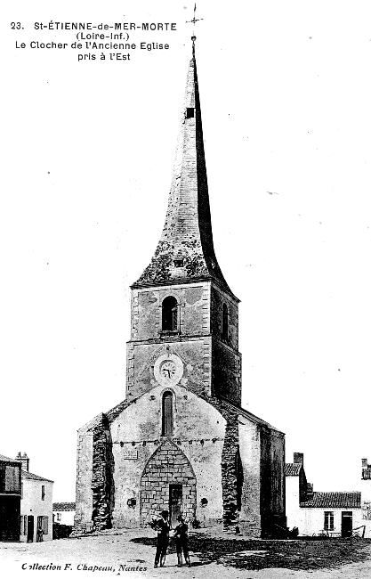 Ancien clocher de l'glise de Saint-Etienne-de-Mer-Morte (Bretagne).