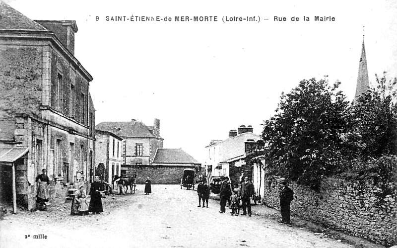 Ville de Saint-Etienne-de-Mer-Morte (Bretagne).