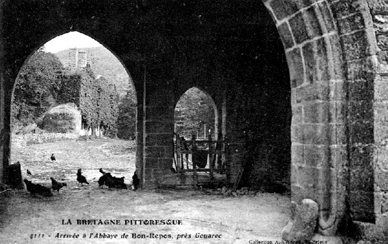 Saint-Gelven (Bretagne) : entre de l'abbaye Bon-Repos..