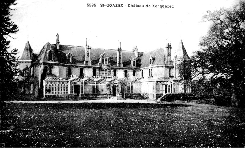 Château de Kergoazec à Saint-Goazec (Bretagne).