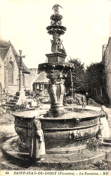 Fontaine de Saint-Jean-du-Doigt (Bretagne)