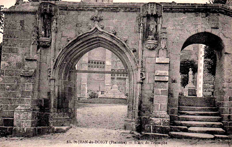 Porte monumentale de l'enclos de Saint-Jean-du-Doigt (Bretagne)