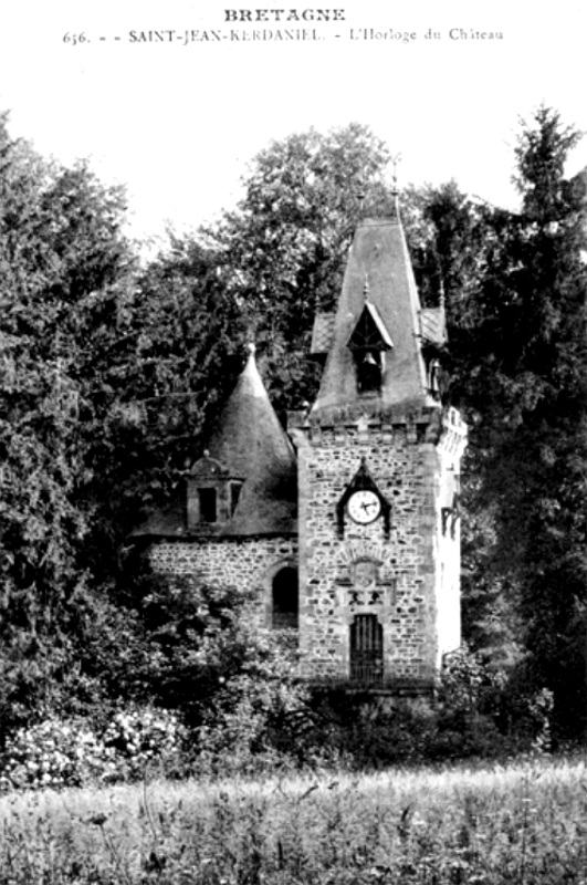 Saint-Jean-Kerdaniel (Bretagne) : l'horloge du chteau.