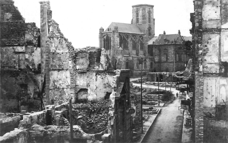 L'ancienne cathdrale Saint-Vincent de Saint-Malo aprs le bombardement de 1944 (Bretagne).
