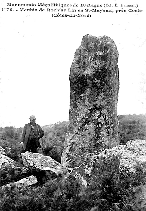 Menhir de Saint-Mayeux (Bretagne).