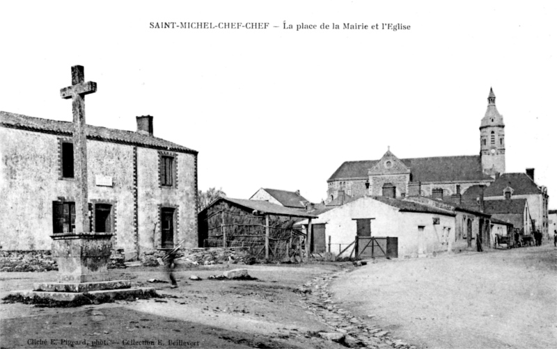 Place de la Mairie  Saint-Michel-Chef-Chef (anciennement en Bretagne).