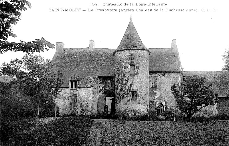 Presbytre et ancienne maison seigneuriale  Saint-Molf (anciennement en Bretagne).
