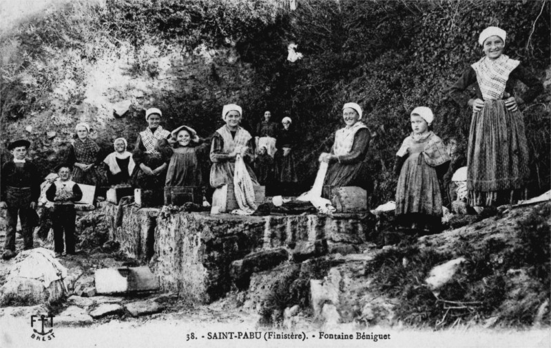 Fontaine de Saint-Pabu (Bretagne).