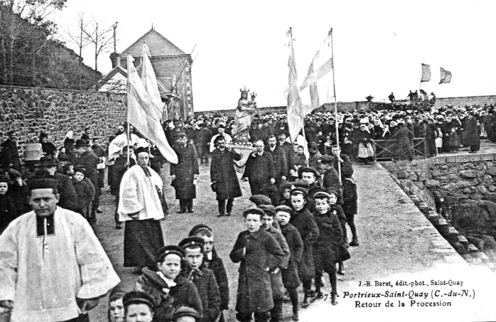 Saint-Quay-Portrieux (Bretagne) : procession.