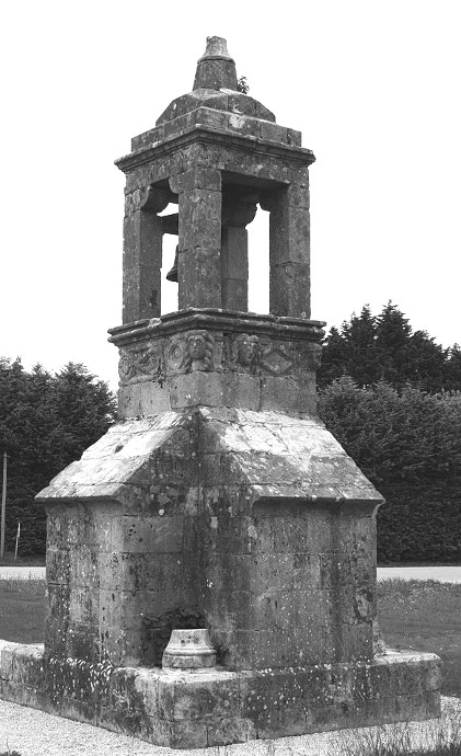 Vestiges de la chapelle Saint-Adrien  Le Saint (Bretagne).