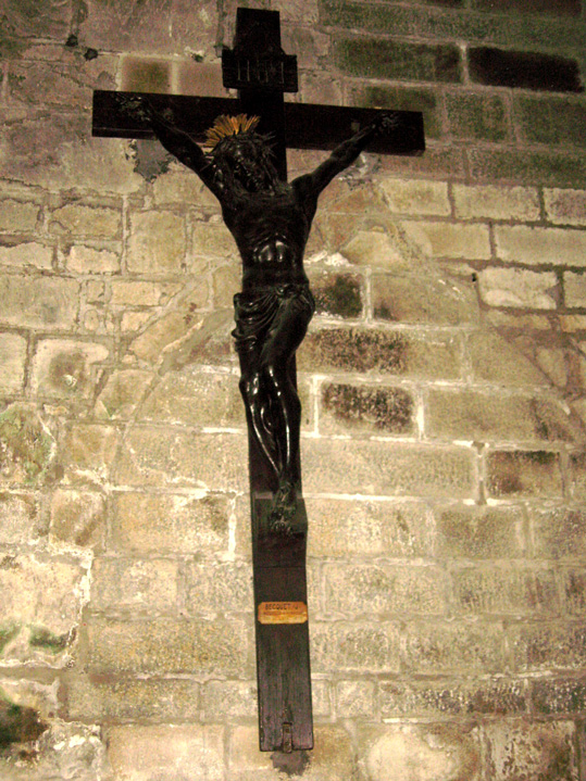 Saint-Brieuc (Bretagne) : cathédrale Saint-Etienne (Crucifix en bronze noir de Just Becquet)