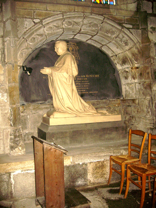 Saint-Brieuc (Bretagne) : cathédrale Saint-Etienne (pierre tombale de Mgr Bouché)