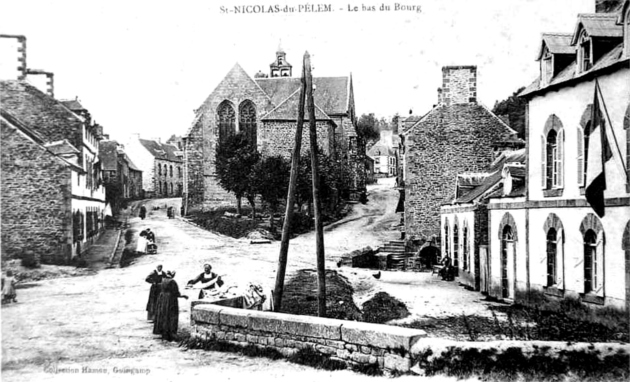 Bourg de Saint-Nicolas-du-Pelem (Bretagne).