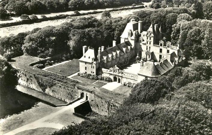 Saint-Vougay (Bretagne) : château de Kerjean.
