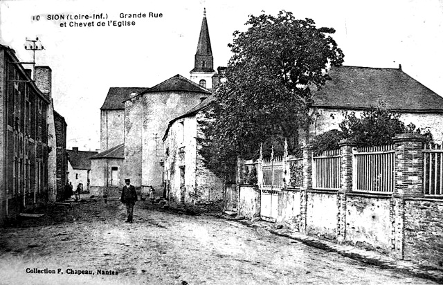 Vue du chevet de l'glise de Sion-les-Mines.