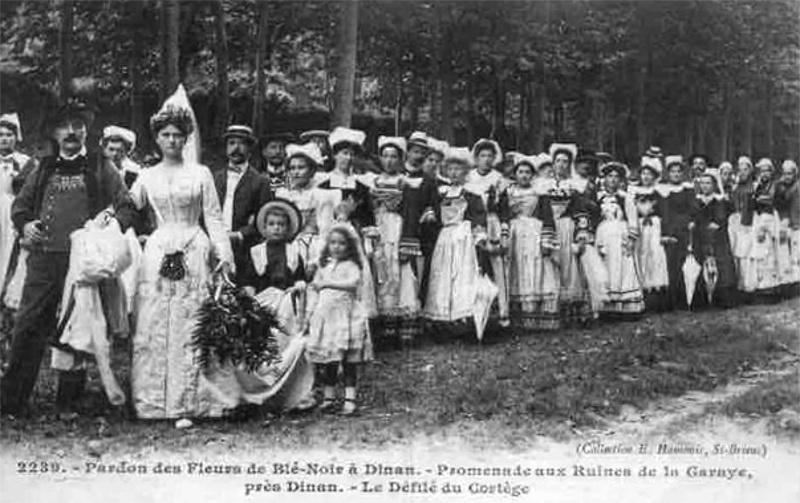 Ville de Taden (Bretagne) : le Pardon des Fleurs.