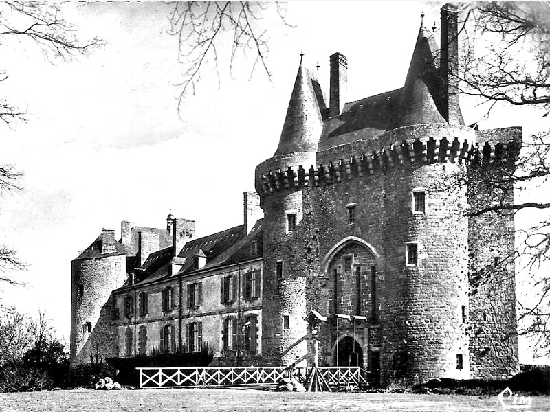 Ville de Tintniac (Bretagne) : chteau de Montmuran.