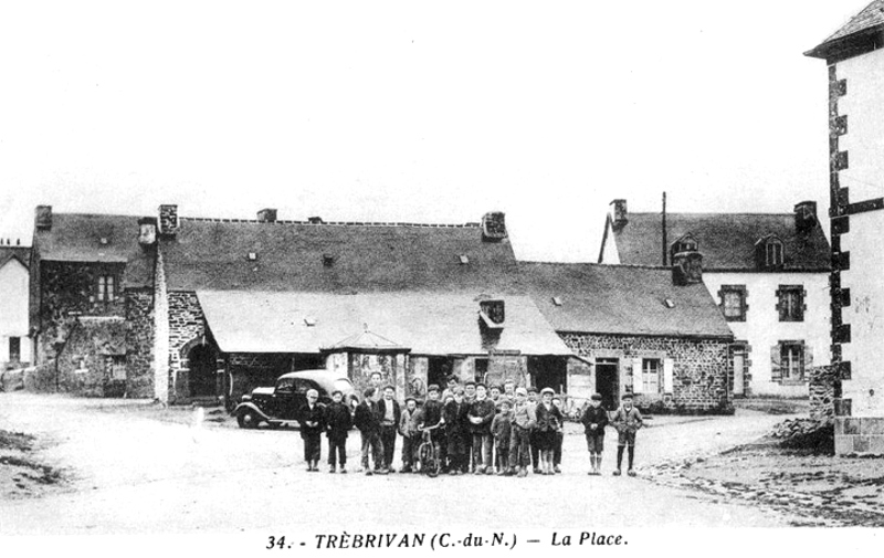 Vue générale de la ville de Trébrivan (Bretagne).
