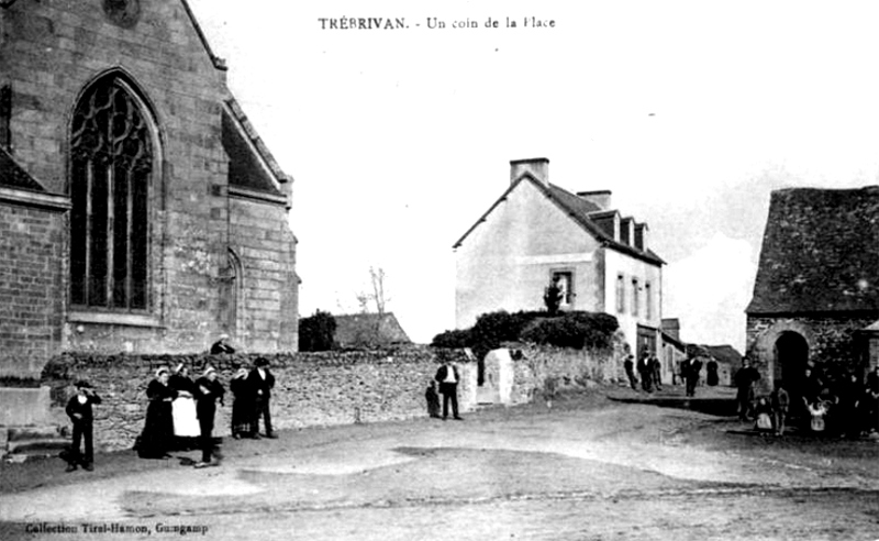 Vue générale de la ville de Trébrivan (Bretagne).
