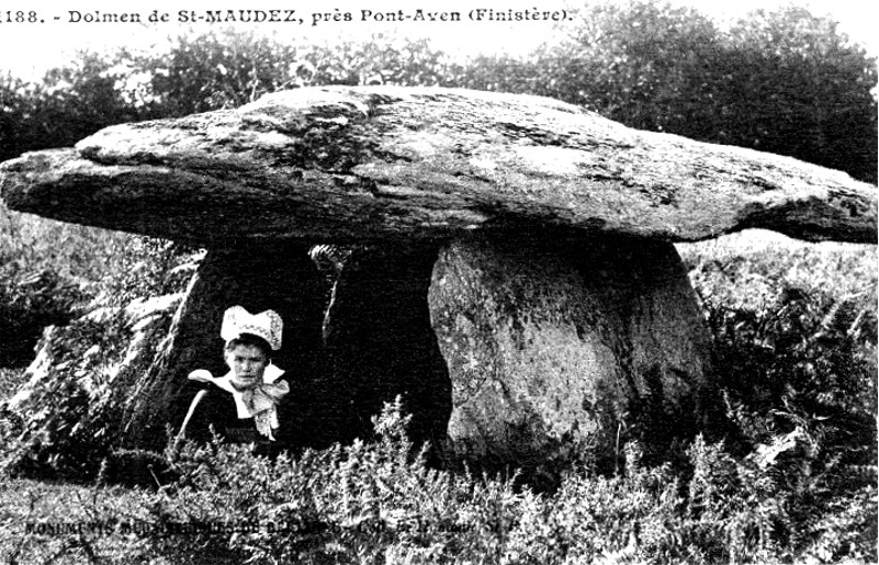 Ville de Trébry (Bretagne) : dolmen de Saint-Maudez.