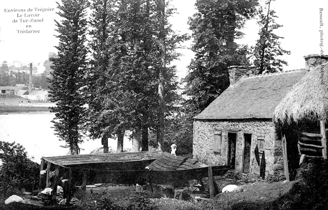 Trdarzec (Bretagne) : le lavoir.