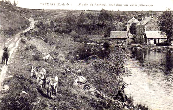 Trédias (Bretagne) : l'étang de Rocherel et son moulin.
