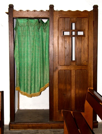 Confessionnal de la chapelle Sainte-Anne des Rochers  Trgastel, en Bretagne
