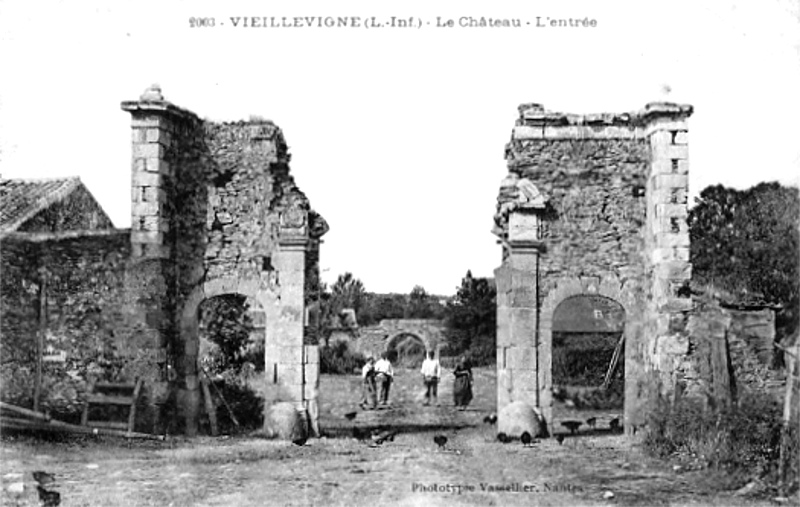 Ruines de l'ancien château de la Brelaire à Vieillevigne (Bretagne).