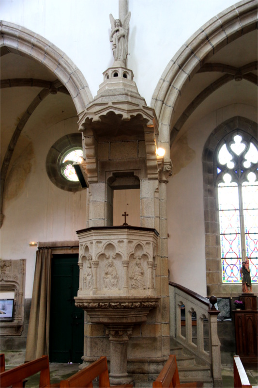 L'glise du Vieux-March (Bretagne) : chaire  prcher.