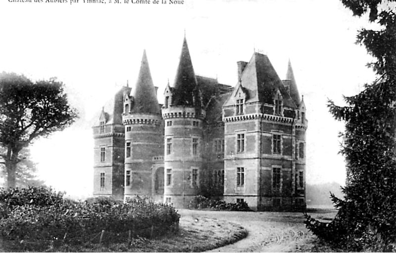 Château d'Yffiniac (Bretagne).