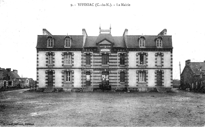 Mairie d'Yffiniac (Bretagne).