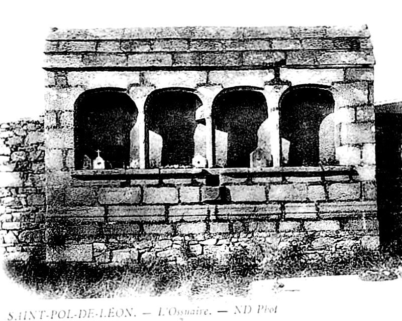 Ossuaire de Saint-Pol-de-L�on (Bretagne).